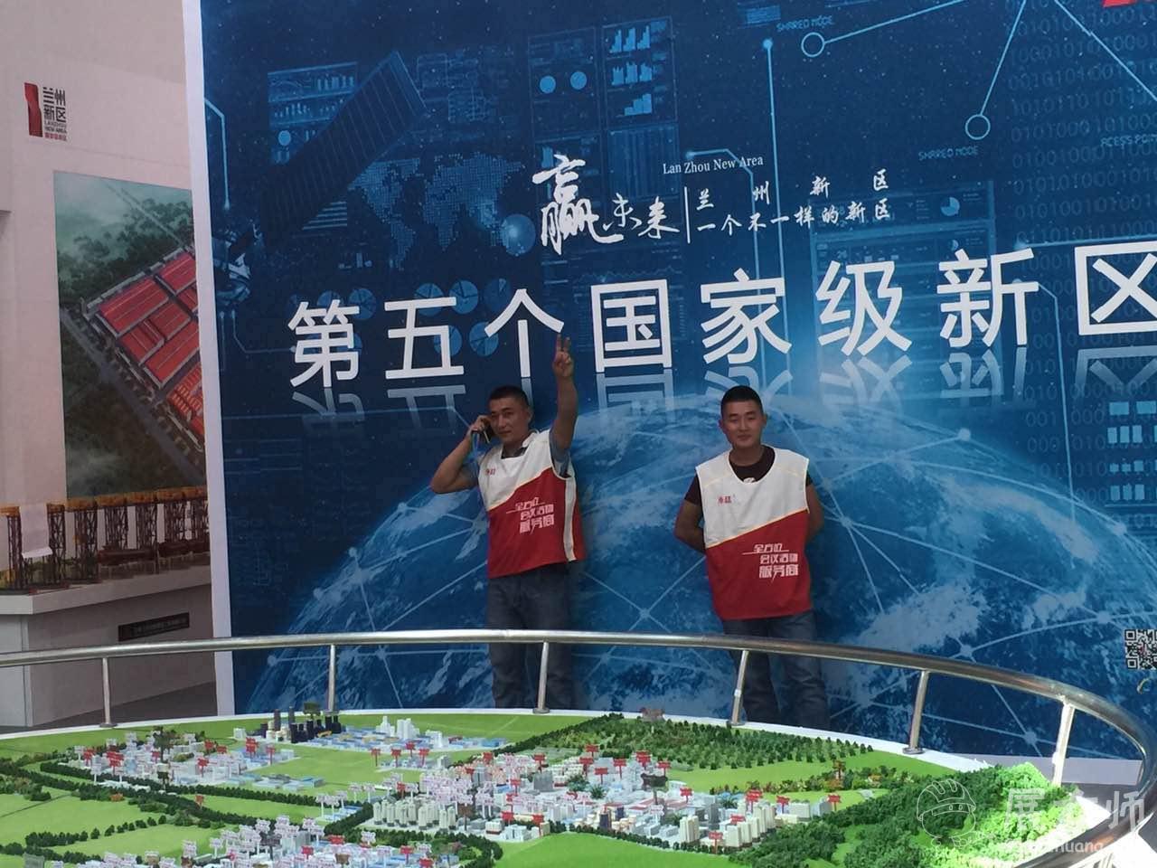 工人師傅在現(xiàn)場(chǎng)維護(hù)時(shí)，還不忘了拍張照片留個(gè)念